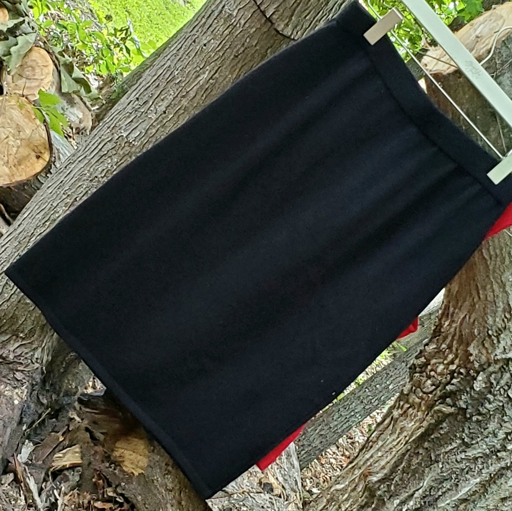 St. JOHN KNIT PENCIL SKIRT (PRE-LOVED) - Picture 5 of 9